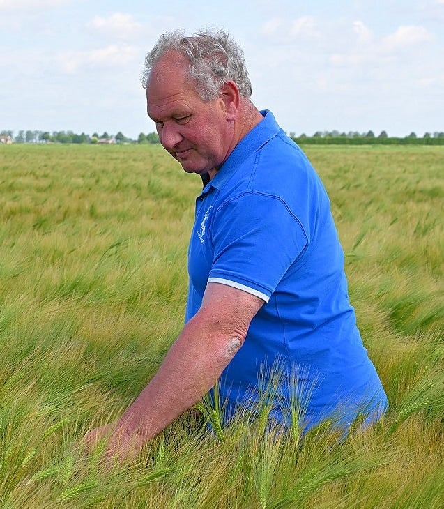 “Ik heb dit jaar HYVIDO gerst gezaaid op aanraden van mijn zaaizaadadviseur. Een heel mooi gewas. Maar ik heb dan ook netjes bemest en een halmversteviger toegepast. We hebben geen herbicide gespoten, maar we zien eigenlijk nauwelijks (wortel)onkruiden in het veld. 
