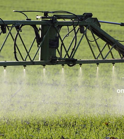 Sproeiboom spuit middel over groen veld; logo 'voor de onkruidbestrijding' rechts