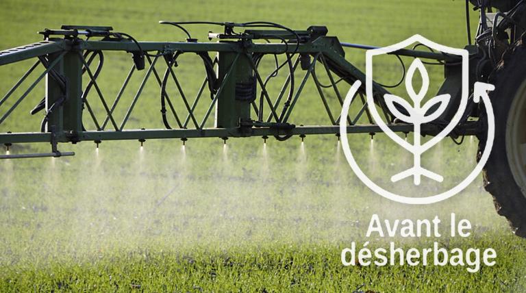 Logo met blad en tekst “Avant le désherbage” boven een groen veld en tractorwiel