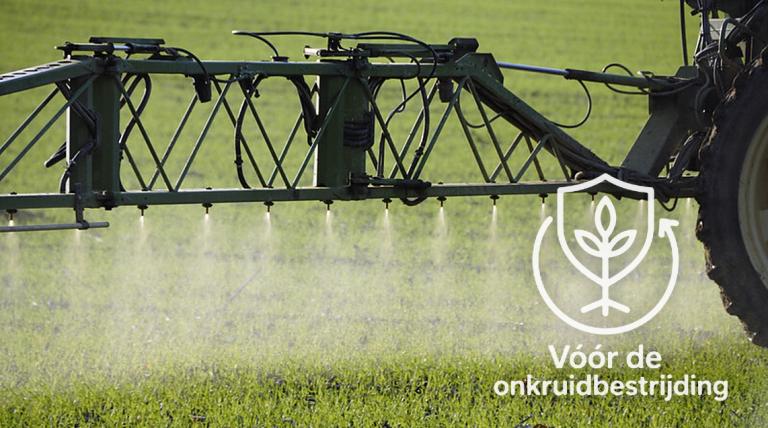 Sproeiarm op tractor spuit pesticiden over groen veld; logo “Voor de onkruidbestrijding”